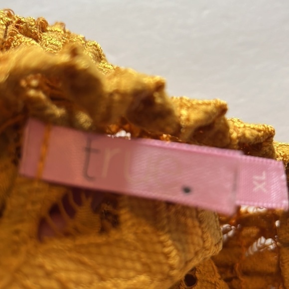 Set of two , lace bralettes with adjustable straps, size extra-large. - Picture 8 of 16